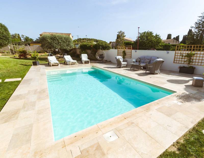 PISCINE COQUE POLYESTER AVEC PLAGE MODÈLE NOUMÉA